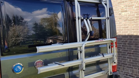 Compact bus camper for 2 adults and max. 2 small children