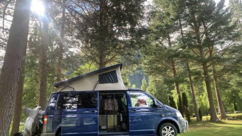 Bommeltje VW T5 met extra ruime leefruimte door verlengde versie. Uniek in de verhuur!  – VW T5 extended version with large lifting roof  