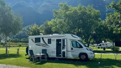 McLouis 1 Automaat – Premium Freedom! Modern Italian camper with single beds