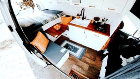 Debie The Van – Zelfbouw Mercedes Sprinter surf bus