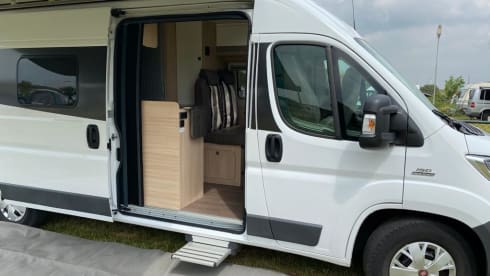 Luxurious and sustainable bus camper (automatic) with light interior and many extras