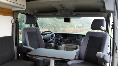 Fully equipped 2-person Renault camper van with bed up to 175 x 205 cm