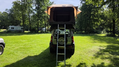 Beleef het avontuur met deze Suzuki Jimny met daktent!