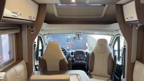 De Vroem Vroem Camper – 4p Bürstner Lyseo Futura TDG690G semi-integrated from 2024!