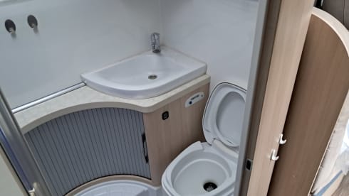 C12 – Hobby V65 Enkele Bedden Grote Garage