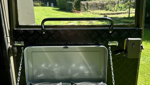 Major  – Iconic Defender 90 with 2 berth roof tent 