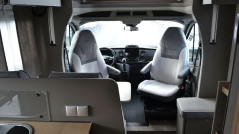15 LMC H664 – Lmc Tourer Lift (2024) 2-4 persons automatic