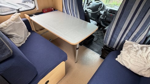 Spacious 4-person Dethleffs Advantage, suitable for off-grid use!