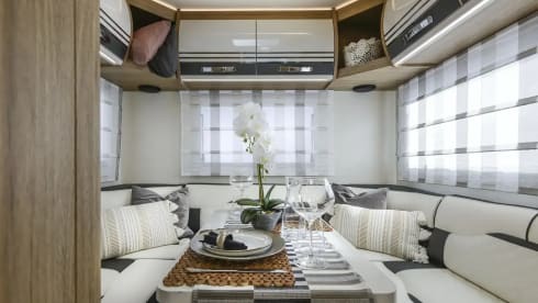 Mont Blanc – BRAND NEW 6 Berth Roller Team Auto-Roller 747 (2024) Manual