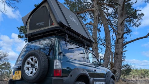 Cool Toyota Landcruiser with 2-person roof tent, unlimited km!