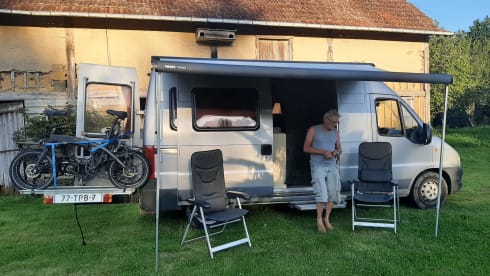 2p attractive, spacious, light Fiat bus camper