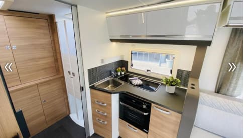 Ruimtewonder – Spacious 4p Adria Mobil semi-integrated from 2020