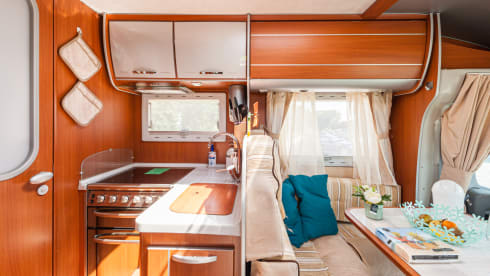 McJaCe – richly equipped 2 person camper with separate shower and toilet