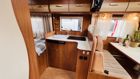 Making Memories! – Cozy fully furnished Hymer Carado 4 persons / Euro 5 motorbike
