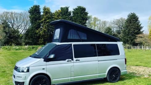 Tommie – 4 person VW, near Airport & major motorways! LWB, PopTop roof + loads more!