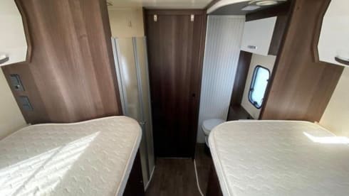 5p luxury camper with separate bed & pull-down bed