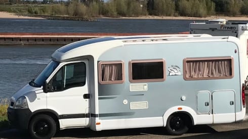 " The Surfer"  – 2p Renault semi-integrated uit 2005