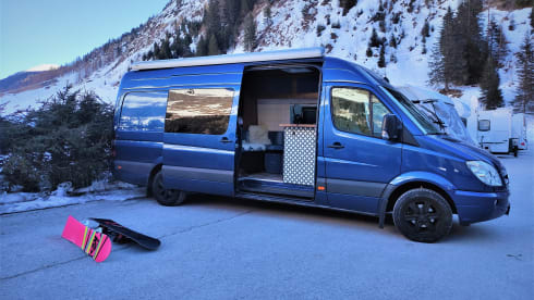 Super Grover  – Cool bus camper with unique interior