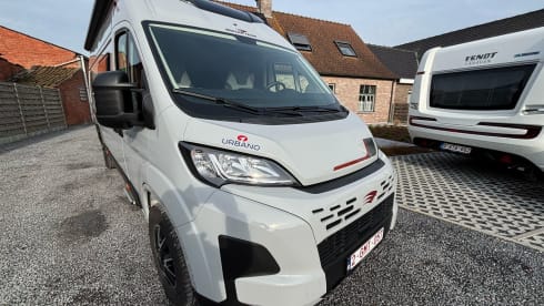 Pol – luxurious long bus camper!