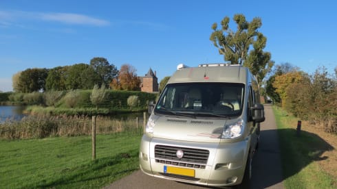 Rolmaatje – Beautiful Roller Team Livingstone bus camper (2.5p) for rent