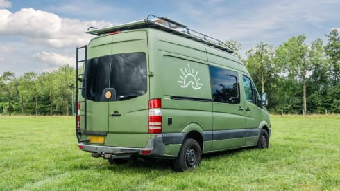 Stef – Cozy Off-grid Mercedes Campervan