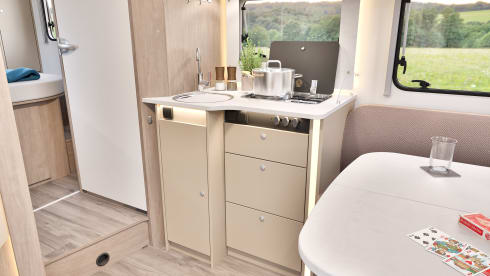 Carado T459 Automaat – Experience the freedom! Very spacious luxury - Queen bed - separate shower