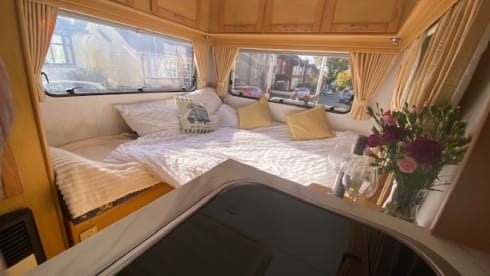 Max  – Cosy comfortable and easy to drive Peugeot MWB 4 birth motorHOME 