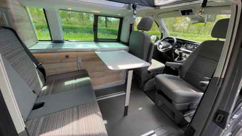 Prachtige Volkswagen California – Almost new. Carefree on the road with this beautiful, compact bus.