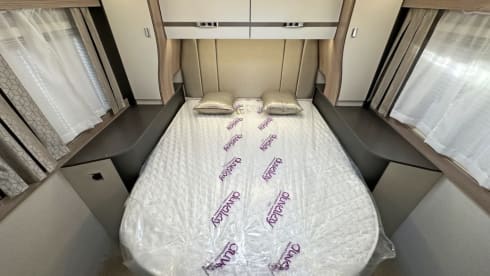 594 – 2025 Swift Voyager 594 Luxury Island Bed Model