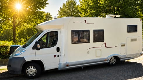 SEA P200 – Très belle Fiat 3 places semi-intégrée de 2009