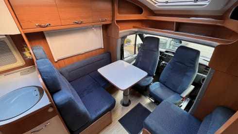 Very spacious LMC Camper with fully automatic hydraulics level system