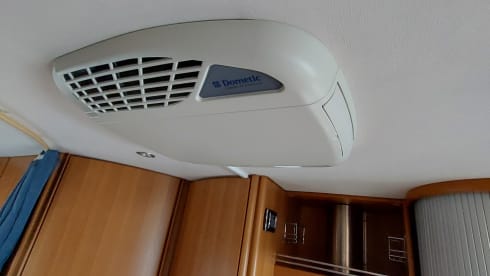 Roller Team – 4 person semi-integrated camper