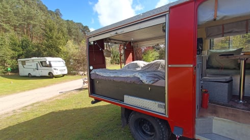 Brandy – Classic Fire Department Mercedes-Benz campervan from 1980