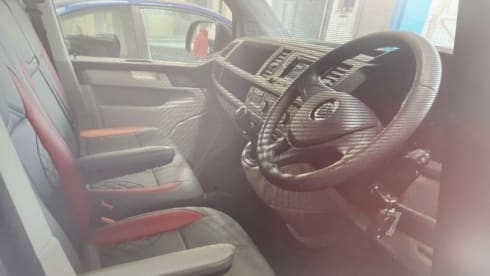 Silberner Volkswagen 2016 T6 Family Campervan mit 4 Schlafplätzen