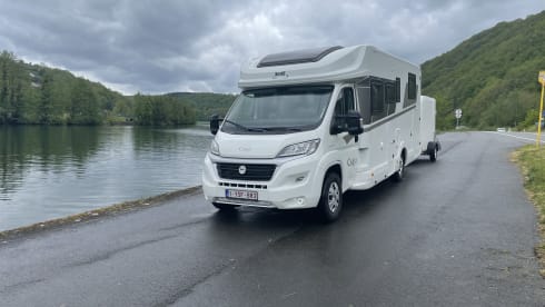 Calimero  – 4 pers Carat luxury camper with fixed bed
