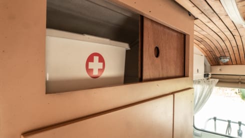 Selma – Unique army bus and off grid camper