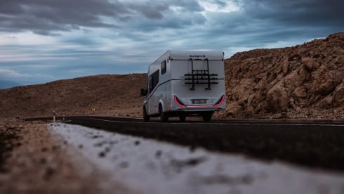 Luxe Sunlight V66 Adventure, semi-integrated camper