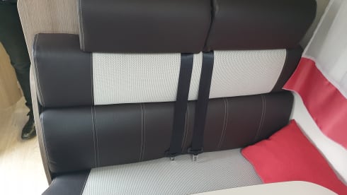 Very luxurious, spacious and comfortable camper with Queen size bed, super complete!
