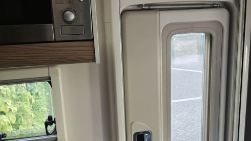 Leofran Roamulus – Roulotte Swift semi-integrata a 2 posti letto del 2018