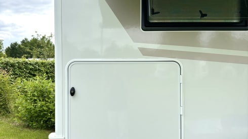 Xplore Muiden – Brand New Luxury Ford McLouis 473! Automatic, 5p, large garage!