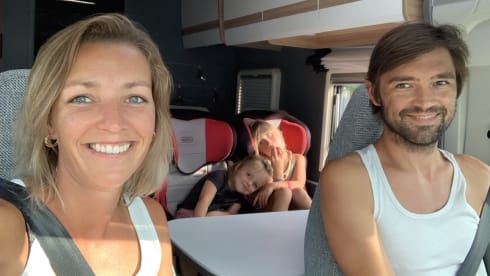 Beautiful family camper with many options!
