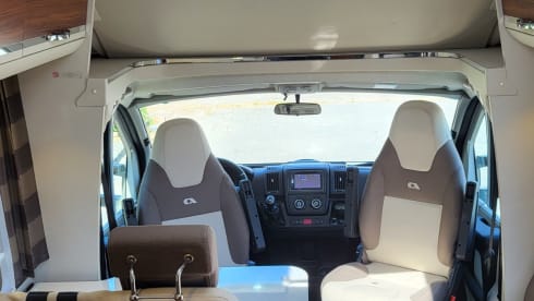 XL 670 SL – Very spacious Adria alcove camper with air conditioning