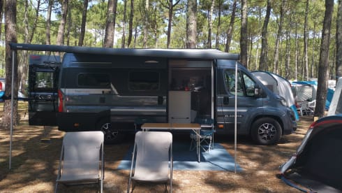 Remco – Luxury Adria Twin with 9-speed automatic transmission and longitudinal beds