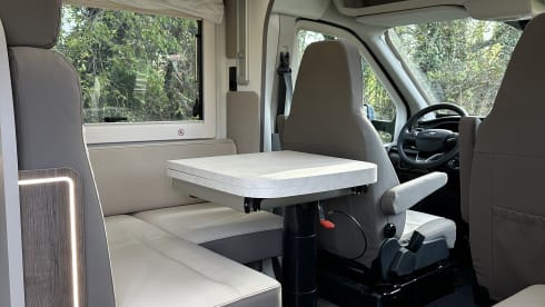 Location de camping-car semi-intégré de luxe Benimar – automatique – 5 places – 2026