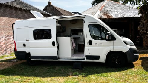 Freddie – Mini-maison aménagée en camping-car autonome (2 personnes + bébé)