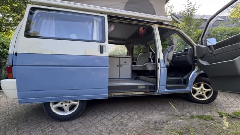 De blauwe reiziger – 4p Volkswagen campervan from 1993