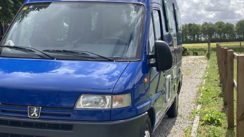 De Blauwe – 2p Pössl Peugeot Boxer bus uit 2001