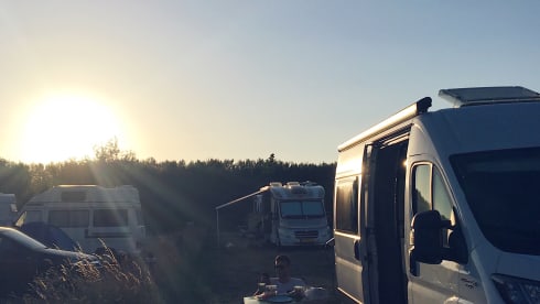 Vrijheid op wielen – Fully equipped camper with solar panel