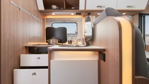 23/24 – Beautiful compact camper with a 2-person fixed bed and a 2-person pull-down bed.
