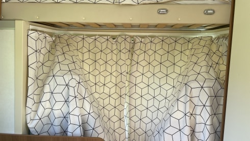 Koos – Cozy 5p alcove camper from 2015
